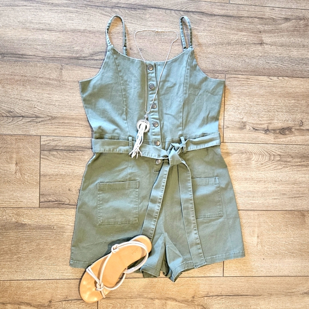 Hardly Worn - JUSTIFY - Super cute Army Green Romper - Size Small
